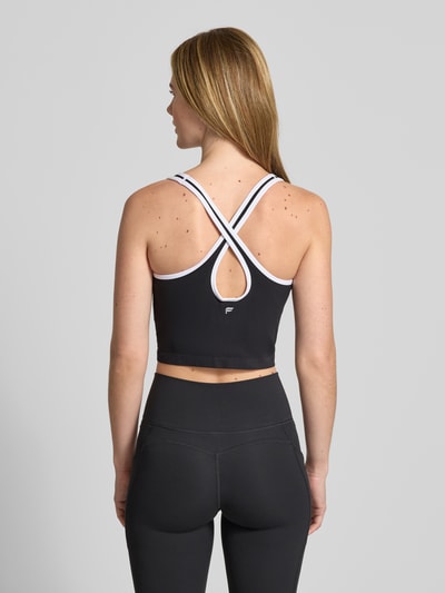 Frauenmodel trägt Cropped Top mit integriertem Bustier von Fabletics im Elastischer-Material-Mix mit Rückenausschnitt, Rückenlänge 13 cm, Ganzkörperansicht Rückansicht