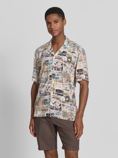 Männermodel trägt Relaxed Fit Freizeithemd aus Viskose mit Reverskragen von Lindbergh im Allover-Look, Ganzkörperansicht von vorne. Rückenlänge bei Größe M: 74 cm, Schulterbreite: 50 cm, Ärmellänge: 32 cm.