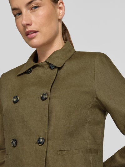 Frauenmodel trägt Blazer aus reinem Leinen Modell 'LISTELA' von Mango, olivegrün, doppelreihig, Regular Fit, Nahaufnahme Oberkörper.