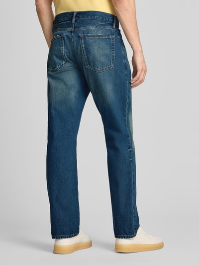 Männermodel trägt Relaxed Straight Fit Jeans im Used-Look von GAP aus bawełna mit wpuszczane kieszenie, szerokość w rozmiarze 32/32: 45 cm, długość wewnętrzna nogawki 80 cm, intensywny niebieski, prosty krój, efekt znoszenia, całkowity widok z tyłu.