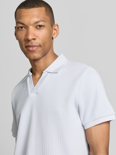 Männermodel trägt Regular Fit Strick-Poloshirt mit V-Ausschnitt von MCNEAL aus Baumwoll-Mix mit Stretch-Anteil, Nahaufnahme Oberkörper.