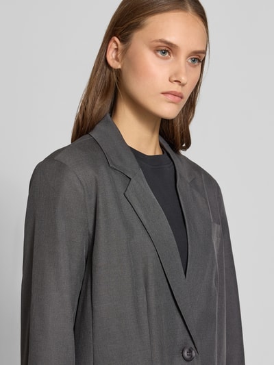 Frauenmodel trägt Loose Fit Longblazer mit Reverskragen Modell 'LINDA' von ONLY, dunkelgrau, glatte Struktur, Nahaufnahme Oberkörper, Damen Longblazer von ONLY.