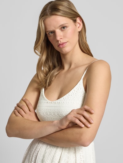 Frauenmodel trägt Tailliertes Trägerkleid aus Baumwoll-Mix Modell 'HELENA' von Only in Optik: Unifarben mit grafischer Struktur, Nahaufnahme Oberkörper.
