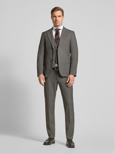 Männermodel trägt Slim Fit Hose mit Viskose-Anteil von MCNEAL in Grau, feine Bügelfalten, elastischer Material-Mix, Ganzkörperansicht von vorne