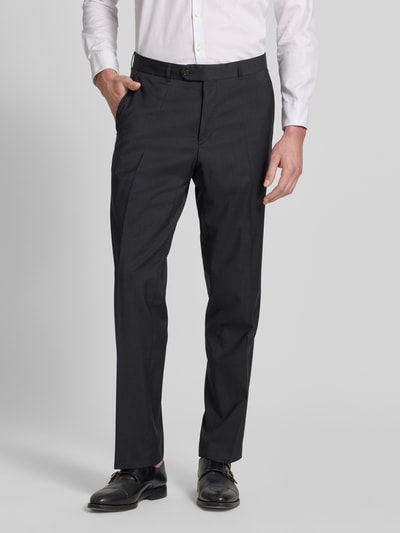 Männermodel trägt Anzughose mit Bügelfalten Modell 'Silvio' von Carl Gross aus reiner Schurwolle in Schwarz, Slim Fit, Ganzkörperansicht von vorne.