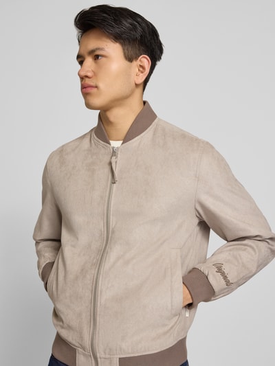 Männermodel trägt Bomberjacke in Leder-Optik mit Stehkragen von Jack & Jones, Beige- und Brauntöne, Reißverschluss, Nahaufnahme Oberkörper. Regular Fit, Eingrifftaschen, Rückenlänge 64 cm, Schulterbreite 45 cm, Brustweite 52 cm, Ärmellänge 67 cm.
