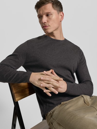 Męski model nosi Strickpullover mit Rundhalsausschnitt od Christian Berg Men, bawełna, regular fit, kolor ciemnoszary, półzbliżenie od przodu.