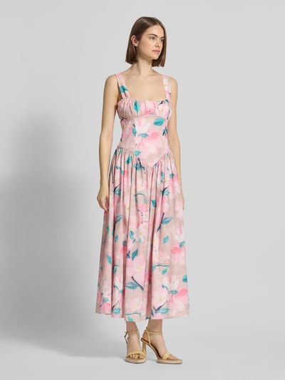 Vrouwenmodel draagt Midikleid im Allover-Look Modell 'CARTIA' van Bardot, pure ramie, a-lijn, roze met bloemenpatroon, vooraanzicht volledig lichaam.