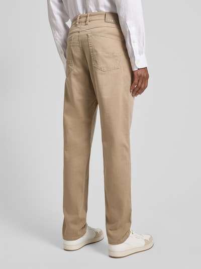 Männermodel trägt Regular Fit Jeans mit Eingrifftaschen von bugatti in Beige, Baumwoll-Mix mit Stretch-Anteil, Ganzkörperansicht Rückansicht.