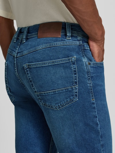 Männermodel trägt Regular Fit Jeans mit Eingrifftaschen von bugatti, blauer Baumwoll-Elasthan-Mix, Detailaufnahme Gesäß, Nahaufnahme Rückansicht.