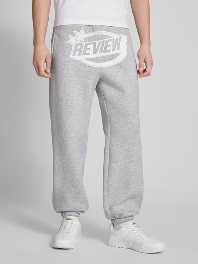 REVIEW Regular fit sweatpants met labelprint Lichtgrijs gemêleerd - 4