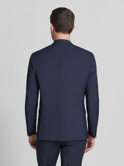 Männermodel trägt Super Slim Fit Anzug aus Woll-Mix Modell 'ARTI/HESTEN' von HUGO, kolor garniturów jednokolorowy, Ganzkörperansicht Rückansicht.