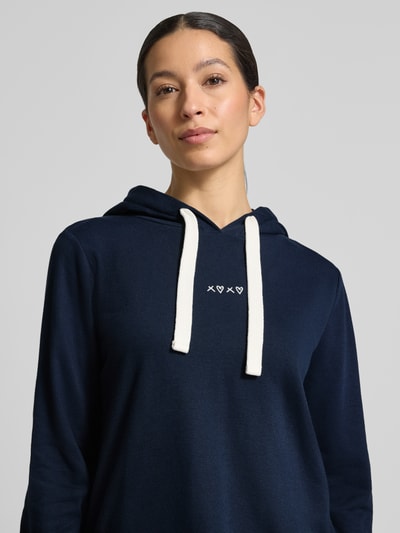 Frauenmodel trägt Regular Fit Hoodie aus Baumwoll-Mix von Tom Tailor Denim in Optik: Unifarben mit Stickerei, Sweat-Material, Nahaufnahme Oberkörper.
