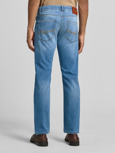 Männermodel trägt Jeans aus Candiani Denim Modell 'Lyon' von Pierre Cardin, lichtblau, tapered fit, detail van zakken, katoen-mix met stretch, herenjeans, Ganzkörperansicht Rückansicht.