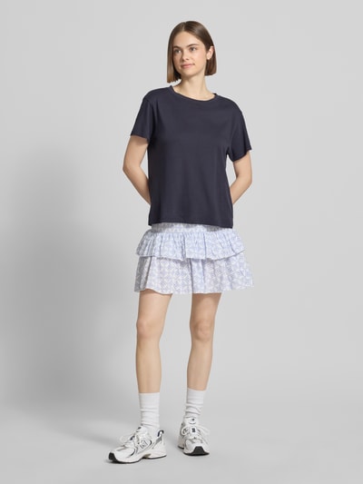 Frauenmodel trägt Ausgestellter Mini-Rock mit Volants Modell 'ZOEY' von Only, Florales-Allover-Muster, Regular-Fit, reine Baumwolle, Ganzkörperansicht von vorne.
