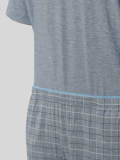 Männermodel trägt Pyjama aus Viskose-Mix Modell 'Selected Premium' von Schiesser, Mix van viscose en elastaan, los model, V-hals met platte kraag, short met elastische band, grijze tinten, korte lijnenstructuur, detailaufnahme rug