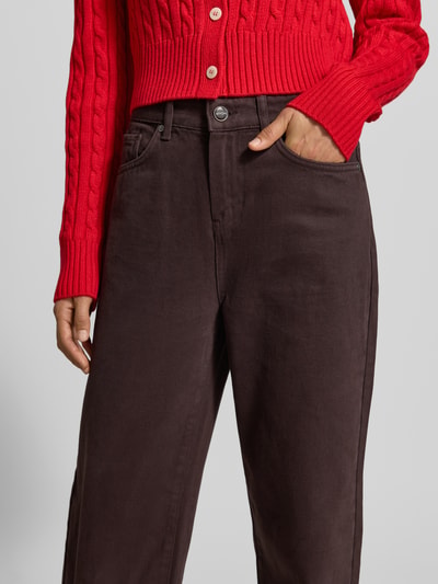 Frauenmodel trägt Relaxed Fit Jeans aus reiner Baumwolle von MYON in Braun, 5-Pocket-Design, Nahaufnahme Oberkörper, Damen Jeans.