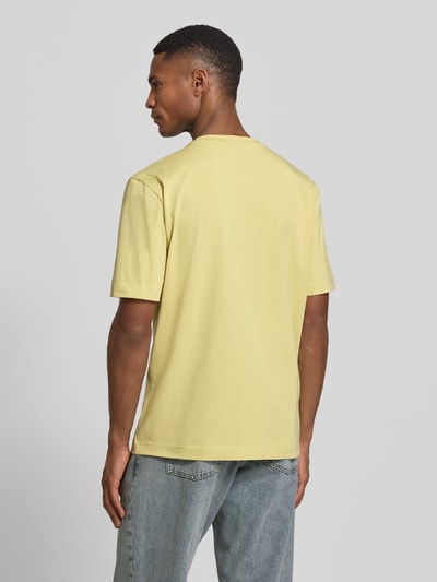 Männermodel draagt Regular Fit T-Shirt aus katoenmix model 'TCHUP' van BOSS Orange, look: effen, labelopschrift, ronde hals, korte mouw, fijnrib materiaalverwerking, Ganzkörperansicht Rückansicht.