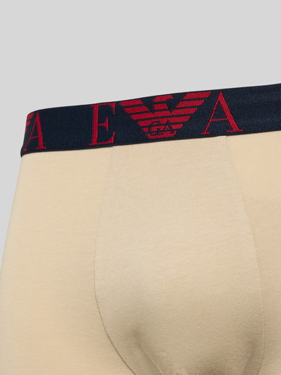 Männermodel trägt Boxershorts mit elastischem Logo-Bund im 3er-Pack von Emporio Armani aus Baumwoll-Elasthan-Mix, Nahaufnahme Oberkörper.