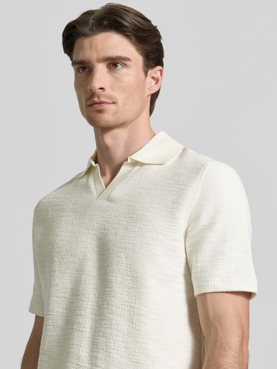 Mężczyznęmodel nosi Regular Fit Poloshirt mit Polokragen Modell 'SAMAC' von Samsøe Samsøe, kremowy kolor, krótki rękaw, teksturowany materiał, długość tyłu w rozmiarze M: 71 cm, zbliżenie górnej części ciała