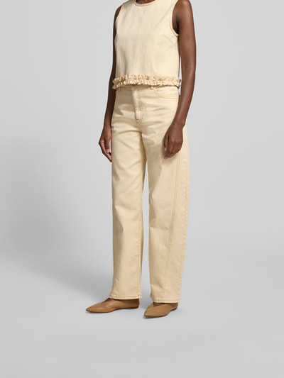 Frauenmodel trägt Straight Fit Jeans mit Ziernähten von BAUM & PFERDGARTEN aus elastischem Baumwoll-Mix, 5-Pocket-Design, beige, Ganzkörperansicht von vorne.