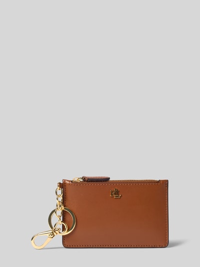 Produktfoto, Anhänger aus Leder mit Reißverschluss und Label-Applikation von Lauren Ralph Lauren in Braun, goldfarbener Karabiner und Spaltring, Echtleder, glatte Oberfläche