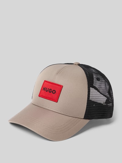 Produktfoto, Basecap mit Label-Detail Modell 'KODY' von HUGO in Two Tone Optik, roter Label Patch, Rückseite aus schwarzem Mesh, verstellbarer Verschluss