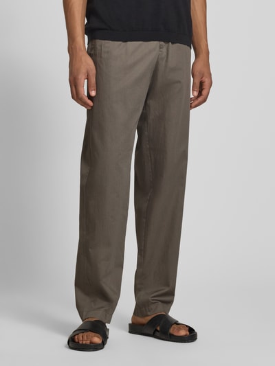 Männermodel trägt Hose mit elastischem Bund und Gesäßtaschen von Emporio Armani, regular Fit, Baumwoll-Mix, Nahaufnahme Unterkörper.
