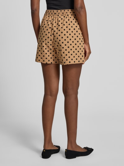 Frauenmodel trägt Shorts mit Eingrifftaschen Modell 'Rita' von LOLLYS LAUNDRY, Allover-Look, Reine Baumwolle, Regular-Fit, Ganzkörperansicht Rückansicht.