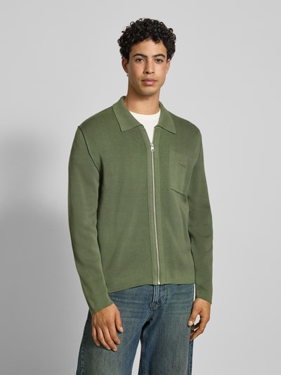 Männermodel trägt Regular Fit Cardigan aus Baumwoll-Mix von Marc O'Polo Denim, Optik: Unifarben, Feinstrick, Ganzkörperansicht von vorne.