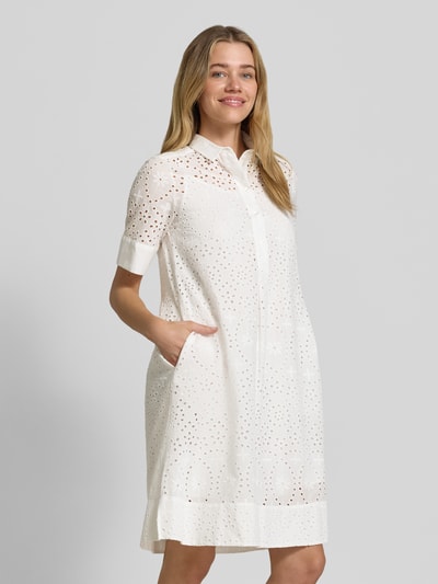 Frauenmodel trägt Knielanges Hemdblusenkleid mit Lochmuster von Milano Italy aus weißer Baumwolle mit geradem Schnitt und Hemdblusenkragen, Ganzkörperansicht von vorne.