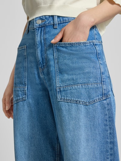 Vrouwenmodel draagt Relaxed Jeans mit aufgesetzten Taschen van JAKE*S STUDIO WOMAN in blauw, katoen, relaxed fit, detailopname heup.