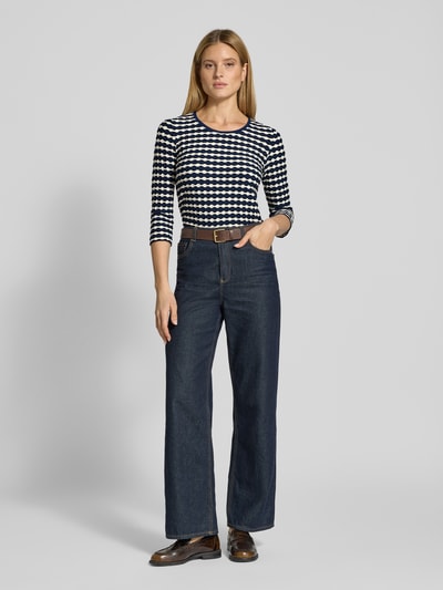 Frauenmodel trägt T-Shirt im Allover-Look mit 3/4-Arm von Betty Barclay, schwarz-weiß gemustert, Slim Fit, Ganzkörperansicht von vorne.