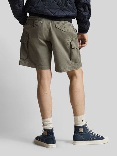Männermodel trägt Relaxed Fit Cargoshorts aus reiner Baumwolle von Polo Ralph Lauren, Optik: Unifarben, Webstruktur, Ganzkörperansicht Rückansicht.