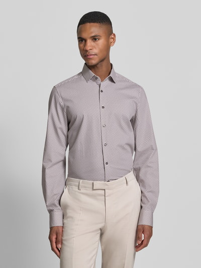 Męski model nosi Slim Fit Freizeithemd mit Kentkragen od OLYMP Level Five, elastyczna mieszanka bawełny, krój slim fit, długi rękaw, sportowe mankiety, jasne kolory i drobny wzór, pełna długość przodu, widok całej sylwetki z przodu. Długość pleców w rozmiarze 40: 79 cm, szerokość ramion w rozmiarze 40: 44 cm, długość rękawa w rozmiarze 40: 68 cm.