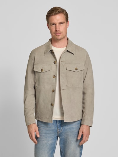 Männermodel trägt Regular Fit Lederjacke aus echtem Ziegenvelours Modell 'THOM' von SELECTED HOMME, Optik: Unifarben, Ganzkörperansicht von vorne.