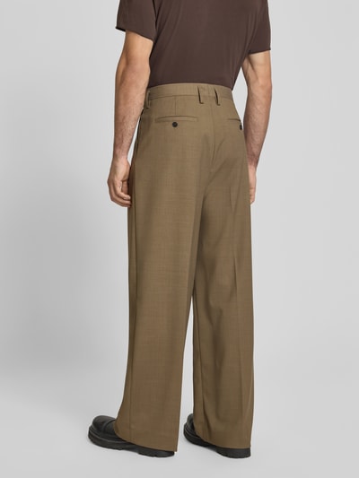 Männermodel trägt Wide Fit Stoffhose aus wolmix van Filippa K in bruin met Achterzakken en Stolpplooi, Ganzkörperansicht Rückansicht. Heren stoffen broek, knoop- en ritssluiting, Binnenbeenlengte maat 50: 79 cm, Bandwijdte maat 50: 45 cm.