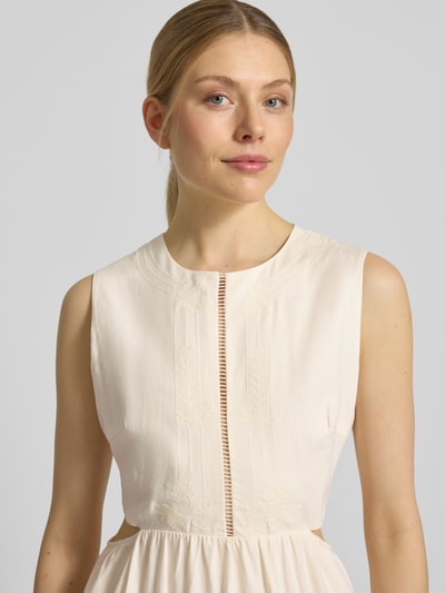 Frauenmodel trägt Midikleid aus Leinen-Mix mit Viskose-Anteil von JAKE*S STUDIO WOMAN, Lochstitching, Rundhalsausschnitt, ärmelloses Design, taillierte Passform, cremefarben, glatte Textur, Ganzkörperansicht von vorne.