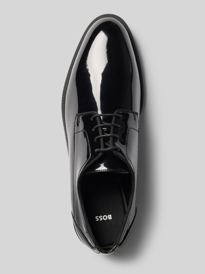 Productfoto, zwart lakleer met glanzende textuur, afgeronde neus, vetersluiting, veterschoenen uit lakleer model 'Tayil' van BOSS, Heren