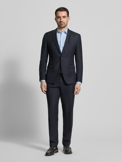 Männermodel trägt Super Slim Fit Business-Hemd mit Kentkragen von OLYMP No. Six, Baumwoll-Elasthan-Mix, Ganzkörperansicht von vorne.