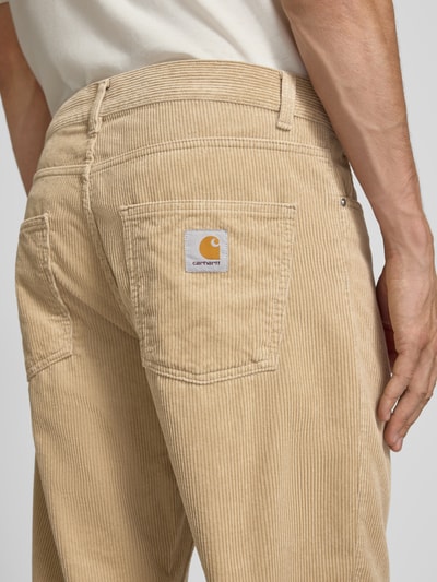 Männermodel trägt Straight Fit Hose aus reiner Baumwolle in Cord-Optik von Carhartt Work In Progress, 5-Pocket-Design, Detailaufnahme Rückansicht.