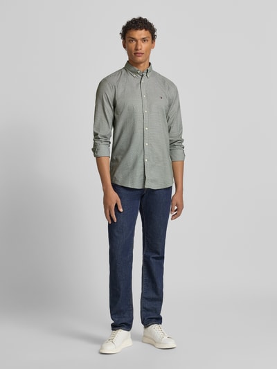 Męski model nosi Slim Fit Freizeithemd aus reiner Baumwolle von Tommy Hilfiger, wzór na całej powierzchni, popelina, długi rękaw, krój slim fit, całkowity widok z przodu