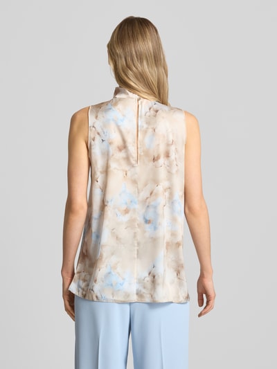 Männermodel trägt Bluse mit Stehkragen und asymmetrischem Design von Rinascimento, materiał z domieszką stretchu, prosty krój, marszczenia, otwór na guzik z tyłu, długość tyłu w rozmiarze S: 67 cm, pastelowe kolory, akwarelowy wzór, gładka tekstura. Ganzkörperansicht Rückansicht.
