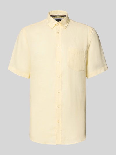 Produktfoto, Regular Fit Freizeithemd aus Leinen von Christian Berg Men, jasny żółty, krój regular fit, kołnierzyk typu button down, listwa guzikowa, brustasza, z krótkim rękawem, len, długość tyłu w rozmiarze M: 83 cm, szerokość w rozmiarze M: 42 cm, długość rękawów w rozmiarze M: 27 cm
