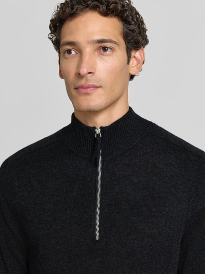 Männermodel trägt Regular Fit Troyer aus reinem Kaschmir von FTC Cashmere, dunkel, feine Struktur, Nahaufnahme Oberkörper.