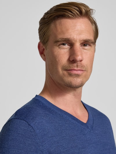 Christian Berg Men Sweter z dzianiny z mieszanki wełny merino z dekoltem w serek Jeansowy niebieski melanż 3