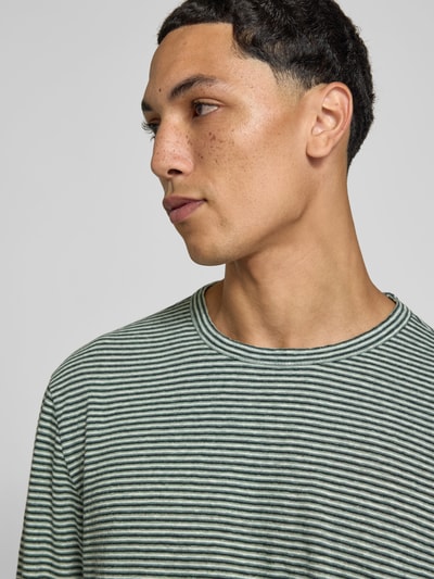 Männermodel trägt Regular Fit Longsleeve aus Leinen-Mix van Officine Générale, mix van katoen en linnen, regular fit, ronde hals, met lange mouwen, ruglengte bij maat M 67 cm, nahaufnahme bovenlichaam.