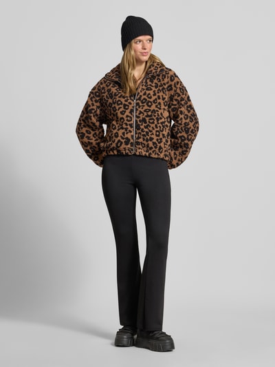Frauenmodel trägt Regular Fit Teddyjacke mit Animal Print Muster Modell 'THEA' von ONLY, braun-schwarz, flauschige Textur, Damen Teddy- / Webpelzjacke, Ganzkörperansicht von vorne.