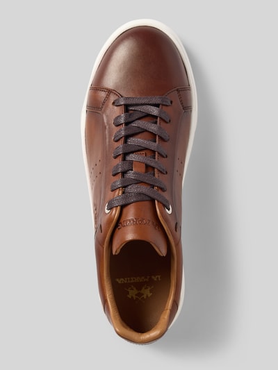 Produktfoto, brązowe sneakersy 'Sneaker aus echtem Leder mit Logo-Detail' od La Martina z naturalnej skóry, detal z logo, wiązanie, zaokrąglony czubek, wysokość obcasa 4 cm, wysokość cholewki 7 cm, szerokość w rozmiarze 44: 9 cm
