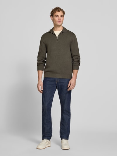 Männermodel trägt Slim Fit Pullover aus reiner Baumwolle Modell 'MILANO' von JACK & JONES, Strick-Optik, Ganzkörperansicht von vorne.